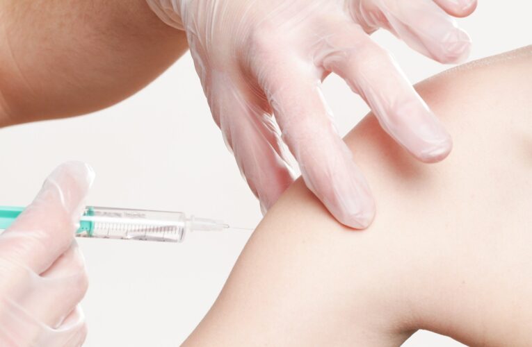 La vacuna Oxford podría presentarse ante los reguladores este año, dice un científico líder
