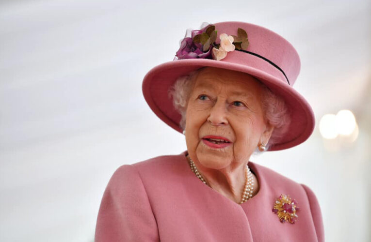 La reina lleva a cabo su primer compromiso público fuera de la residencia real desde marzo