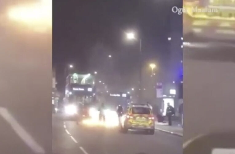 Hombre fue arrestado luego de chocar su BMW contra una estación de policía y prenderle fuego