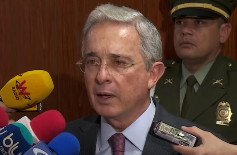 Fiscalía pide precluir investigación contra el ex presidente colombiano, Álvaro Uribe Vélez