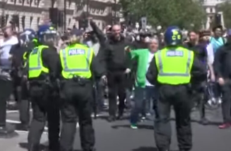 Policía multa con 10.000 libras a manifestante del NHS por organizar protesta