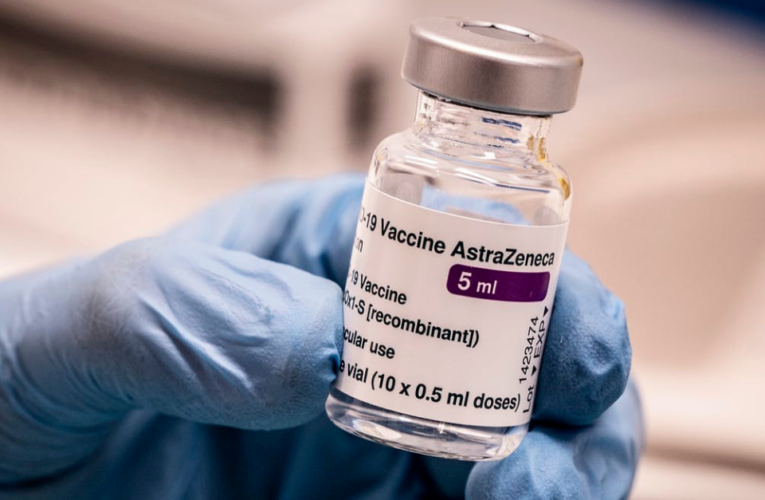 Manifestantes exigen que AstraZeneca comparta la fórmula de la vacuna Covid-19