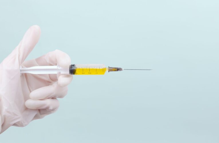 En Alemania una enfermera inyectó con solución salina en lugar de la vacuna de coronavirus a más de ocho mil personas