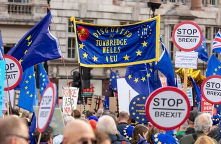 Un estudio de ciudadanos de la Unión Europea que viven en el Reino Unido ha revelado la «herida abierta» dejada por el Brexit