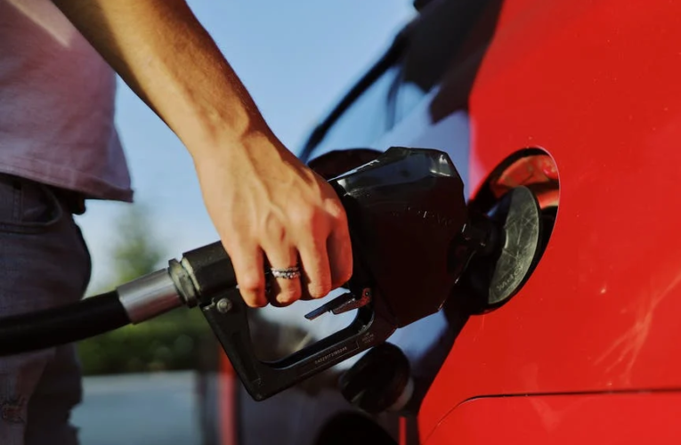 Reino Unido lleva cabo una revisión urgente para determinar recorte de 5 peniques en el impuesto del combustible