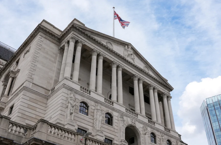 Personas que abandonan la fuerza laboral podría obligar al Banco de Inglaterra a aumentar aún más las tasas de interés.