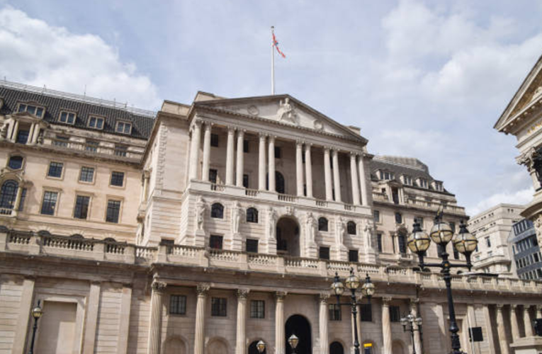 El banco de Inglaterra sopesa si continuar o no subiendo las tasas de interés interbancaria