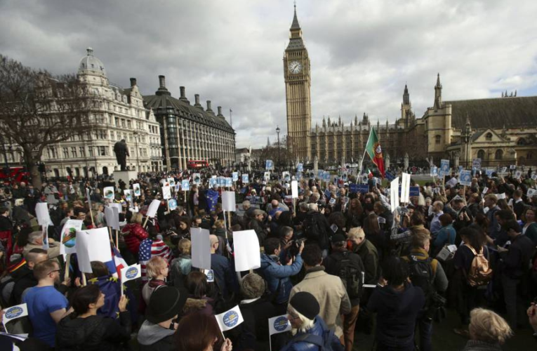 Cientos de personas se han reunido en la Plaza del Parlamento para protestar contra la controvertida nueva ley de asilo