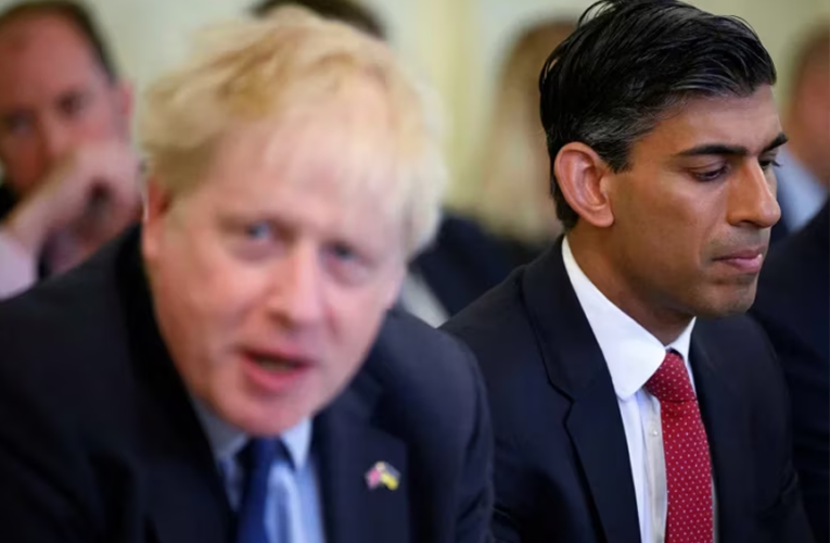 Rishi Sunak y su predecesor Boris Johnson se enfrascaron en una guerra de palabras