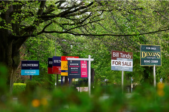 Carteles_inmobiliarios_en_medio_de_arboles