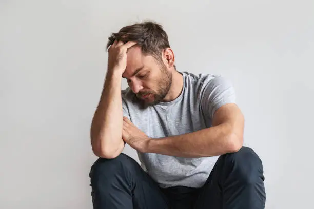 Hombre con depresión sentado con gesto de preocupación