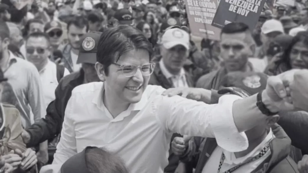 Miguel Uribe Turbay saluda a simpatizantes durante una manifestación política.