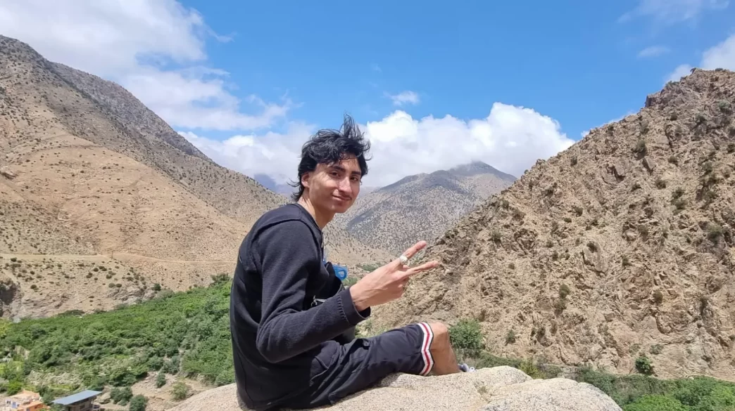 Joe Cuaspa en la montaña mostrando gesto de paz.