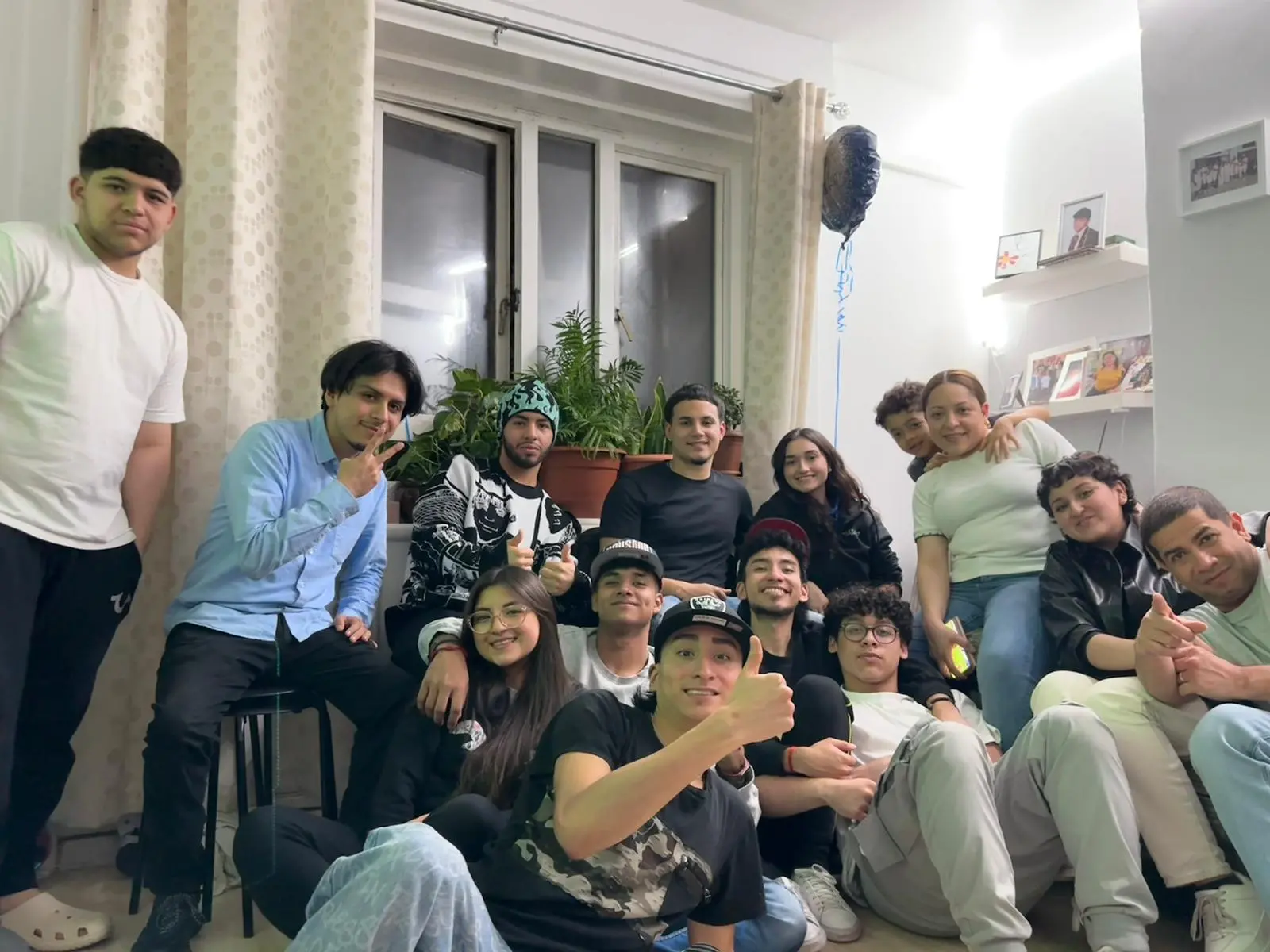 Reunión de la familia Cuaspa en una sala compartiendo juntos.