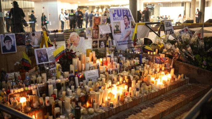 Homenaje con velas y mensajes en memoria de Miguel Uribe Turbay frente a la Clínica Santa Fe en Bogotá