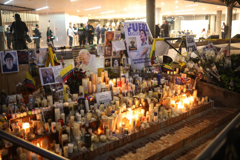 Homenaje con velas y mensajes en memoria de Miguel Uribe Turbay frente a la Clínica Santa Fe en Bogotá