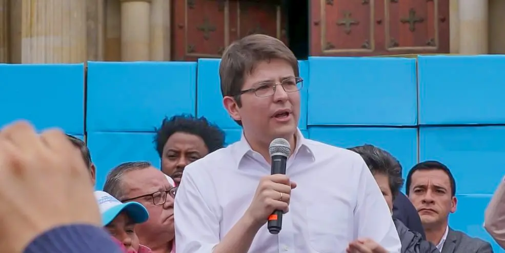 Miguel Uribe Turbay hablando en un evento público al aire libre