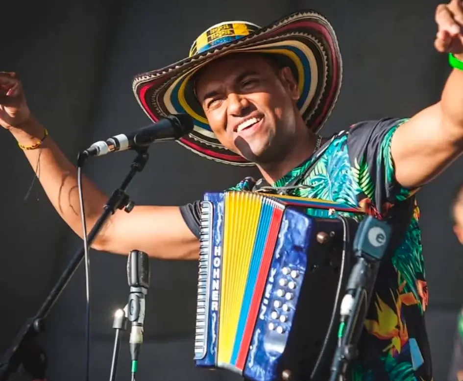 Nirk Molina interpreta vallenato en vivo con acordeón y sombrero vueltiao.