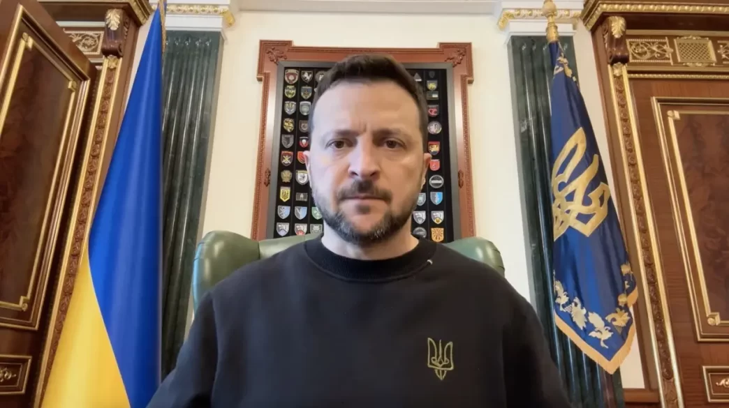 Volodímir Zelenski durante un mensaje presidencial desde su despacho en Kiev.