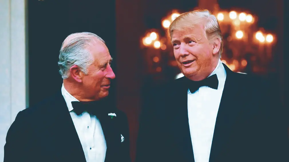 Donald Trump y Carlos III conversando en un evento oficial