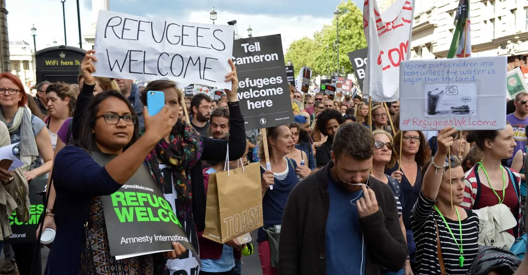 Migración Reino Unido, protestas contra políticas migratorias.