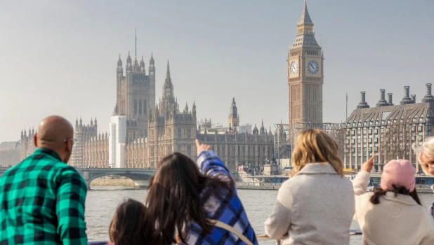 Turistas observando el Parlamento británico y el Big Ben en Londres