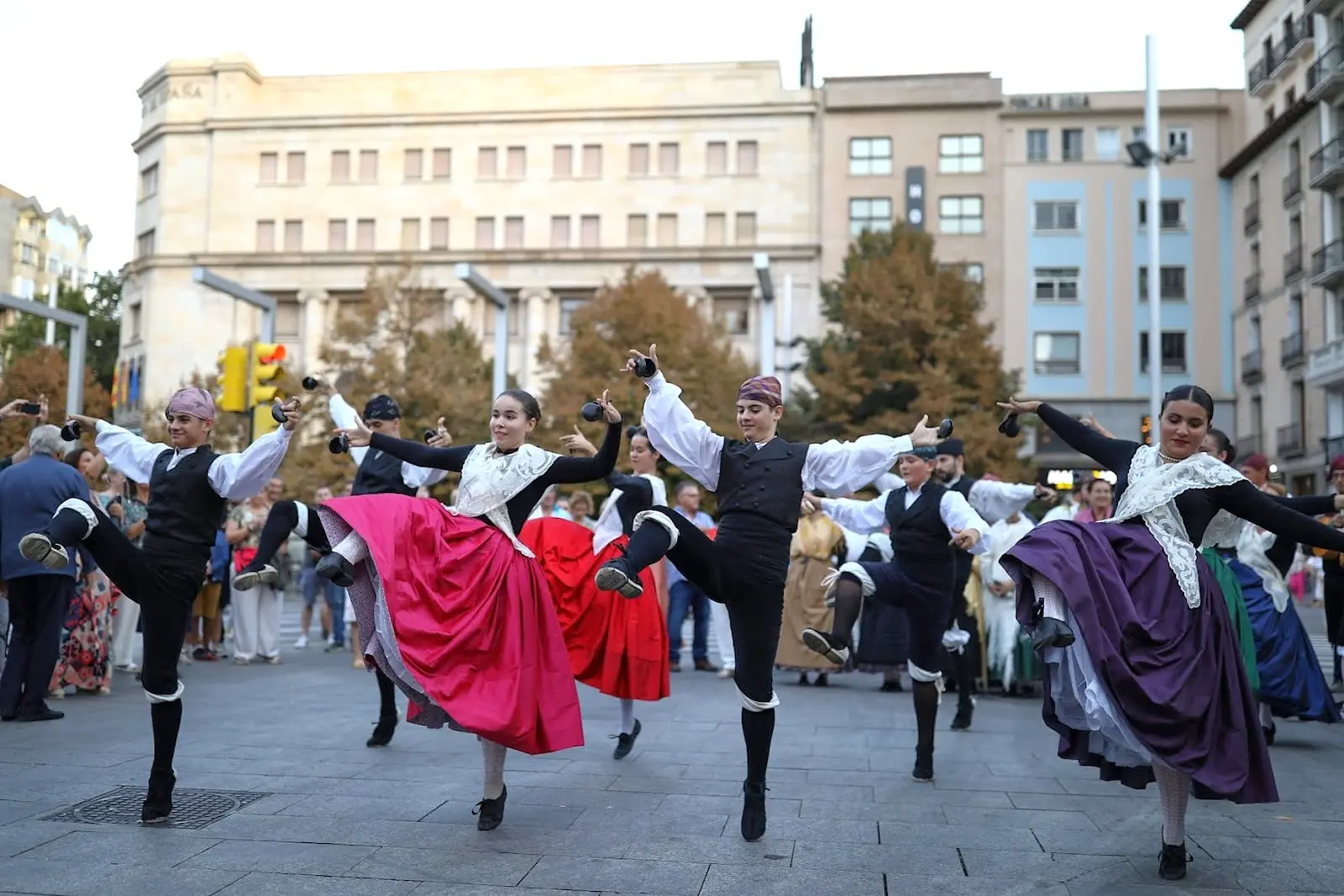 Jóvenes bailando danzas tradicionales en Madrid