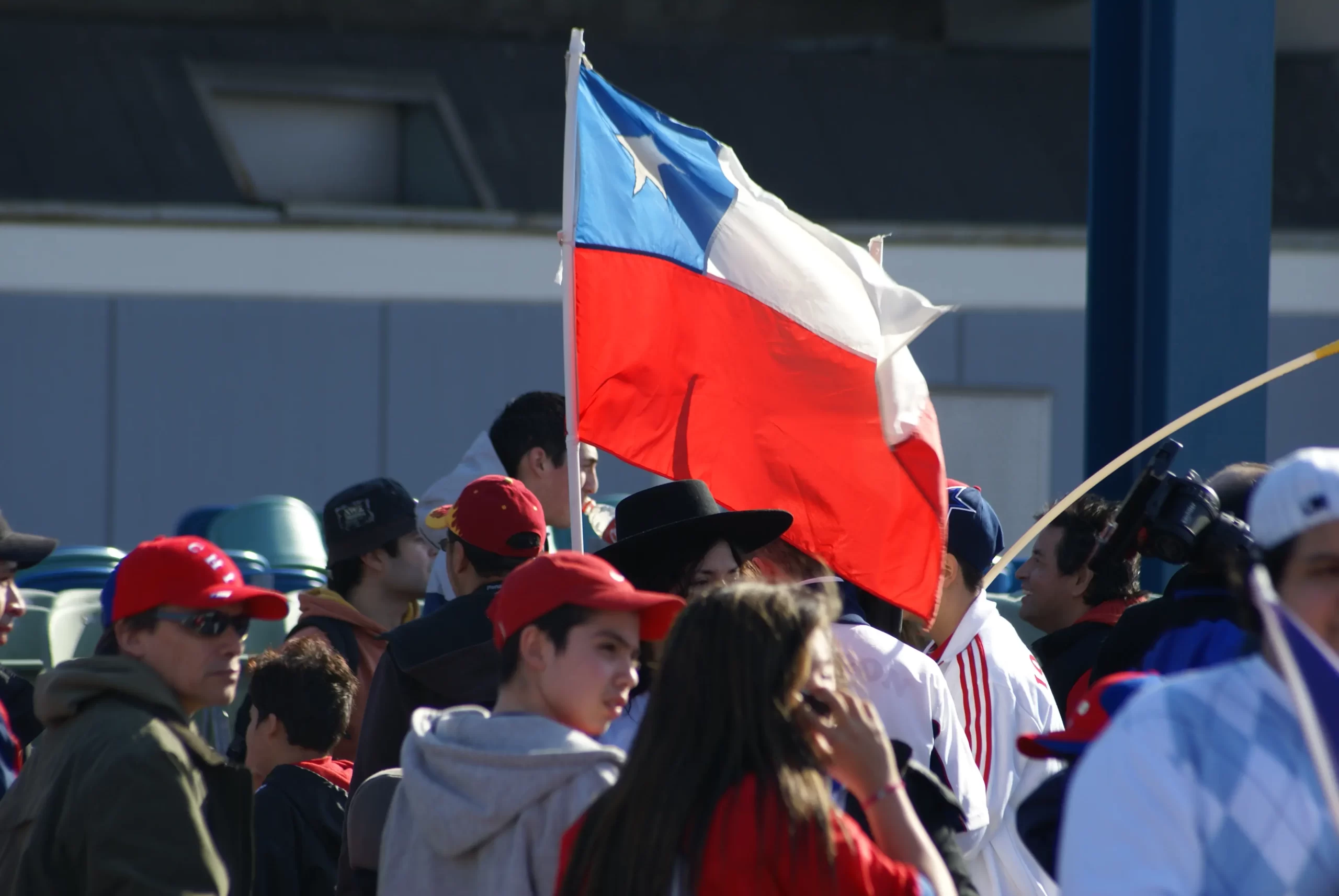 Multitud chilena celebrando con la bandera nacional en Fiestas Patrias.