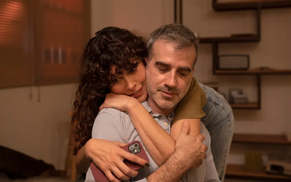 Escena de pareja abrazándose en la película Astronauta.