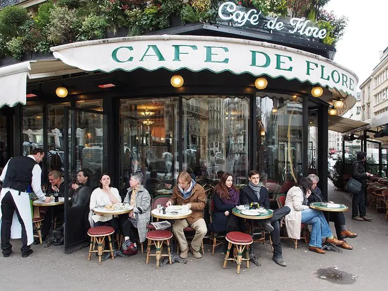 Café de Flore en París con clientes disfrutando en la terraza