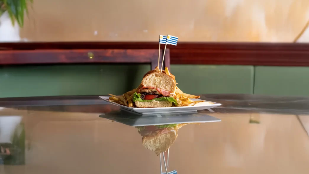 Chivito uruguayo con bandera nacional acompañado de papas fritas