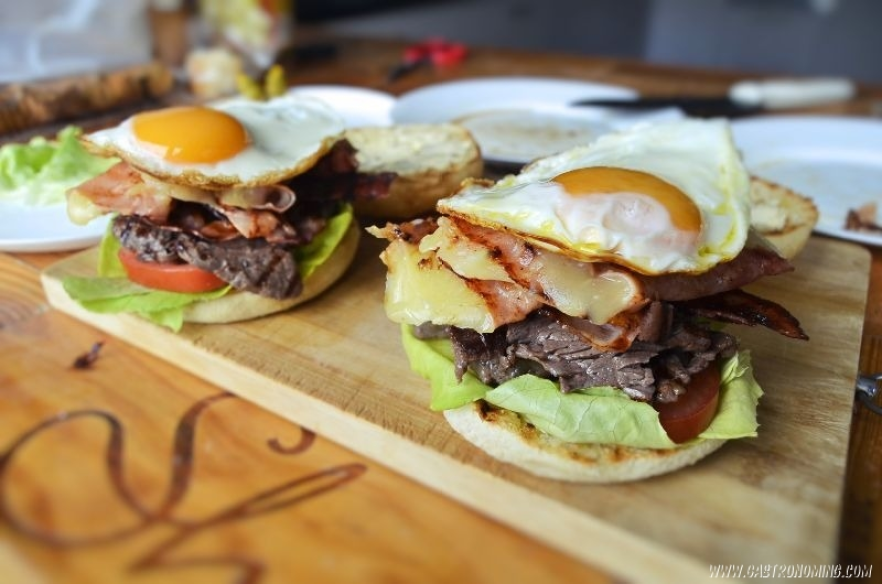 Chivito uruguayo con doble carne, queso y huevo frito