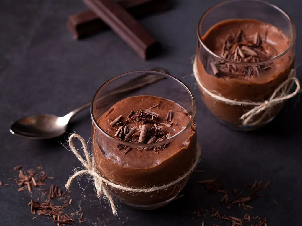 Postre francés de mousse de chocolate con cacao amazónico