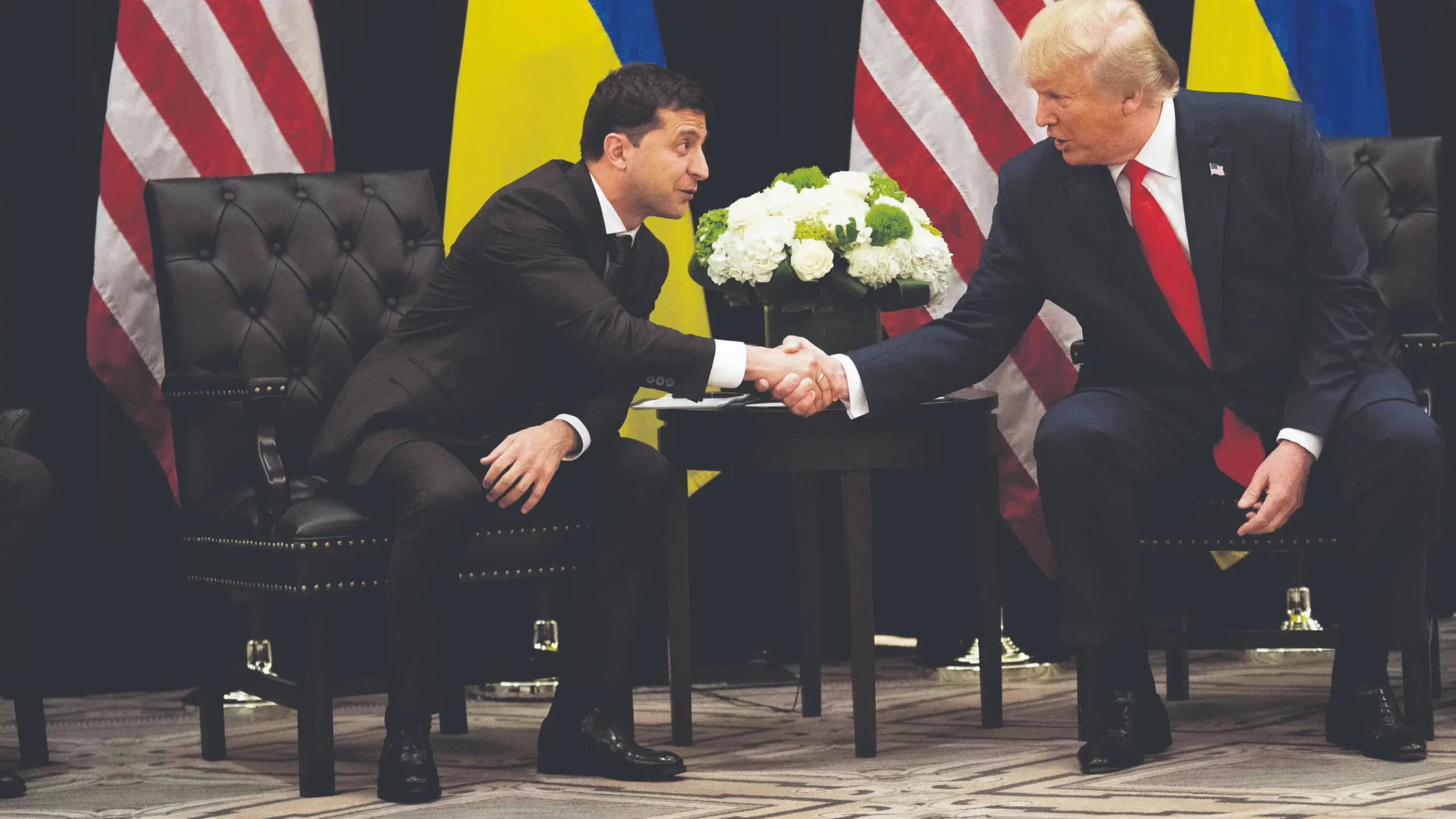 Trump y Zelensky se dan la mano en la Casa Blanca.