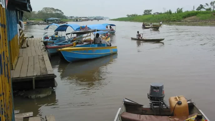 Embarcaciones en el puerto de Leticia, Amazonas