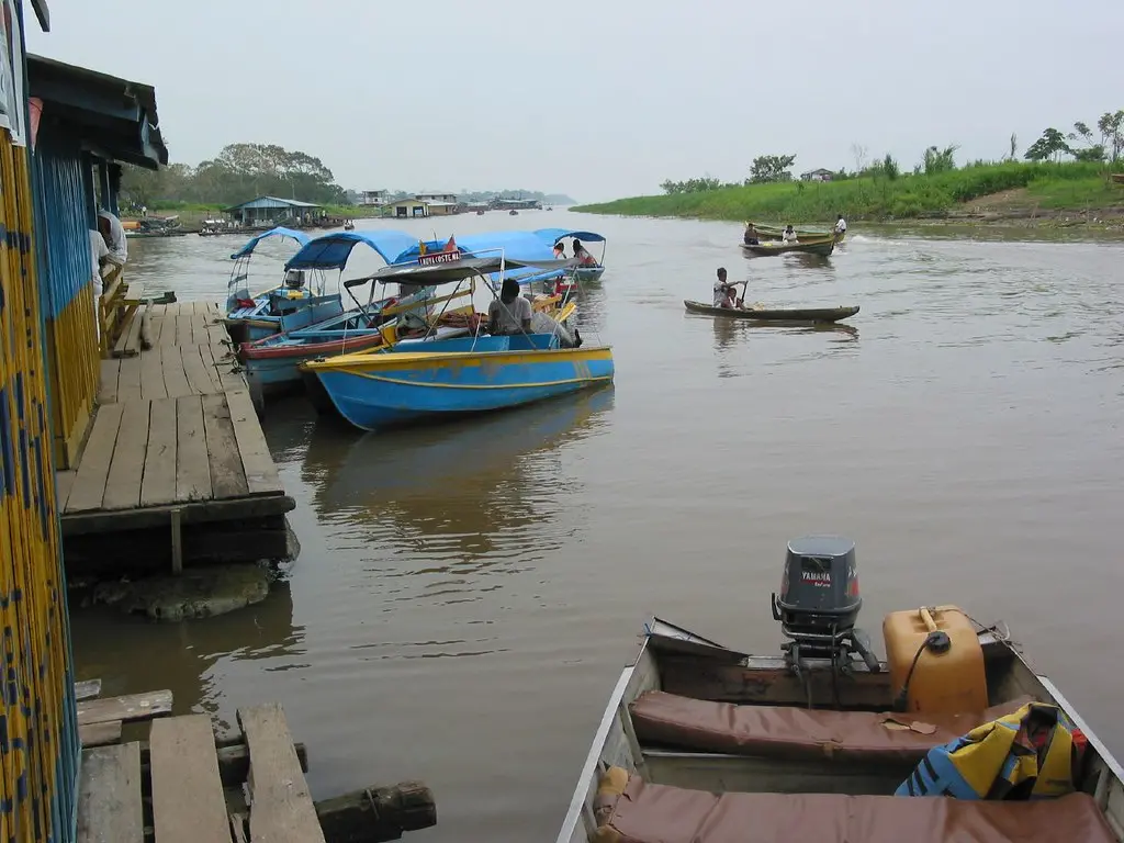 Embarcaciones en el puerto de Leticia, Amazonas