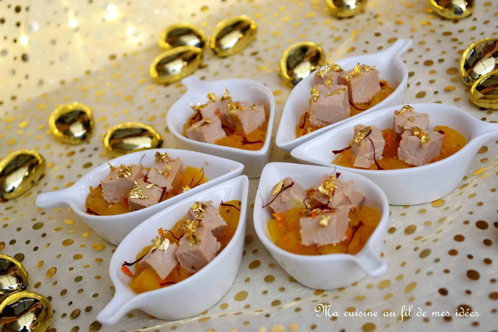 Foie gras sobre cama de mango decorado con láminas doradas