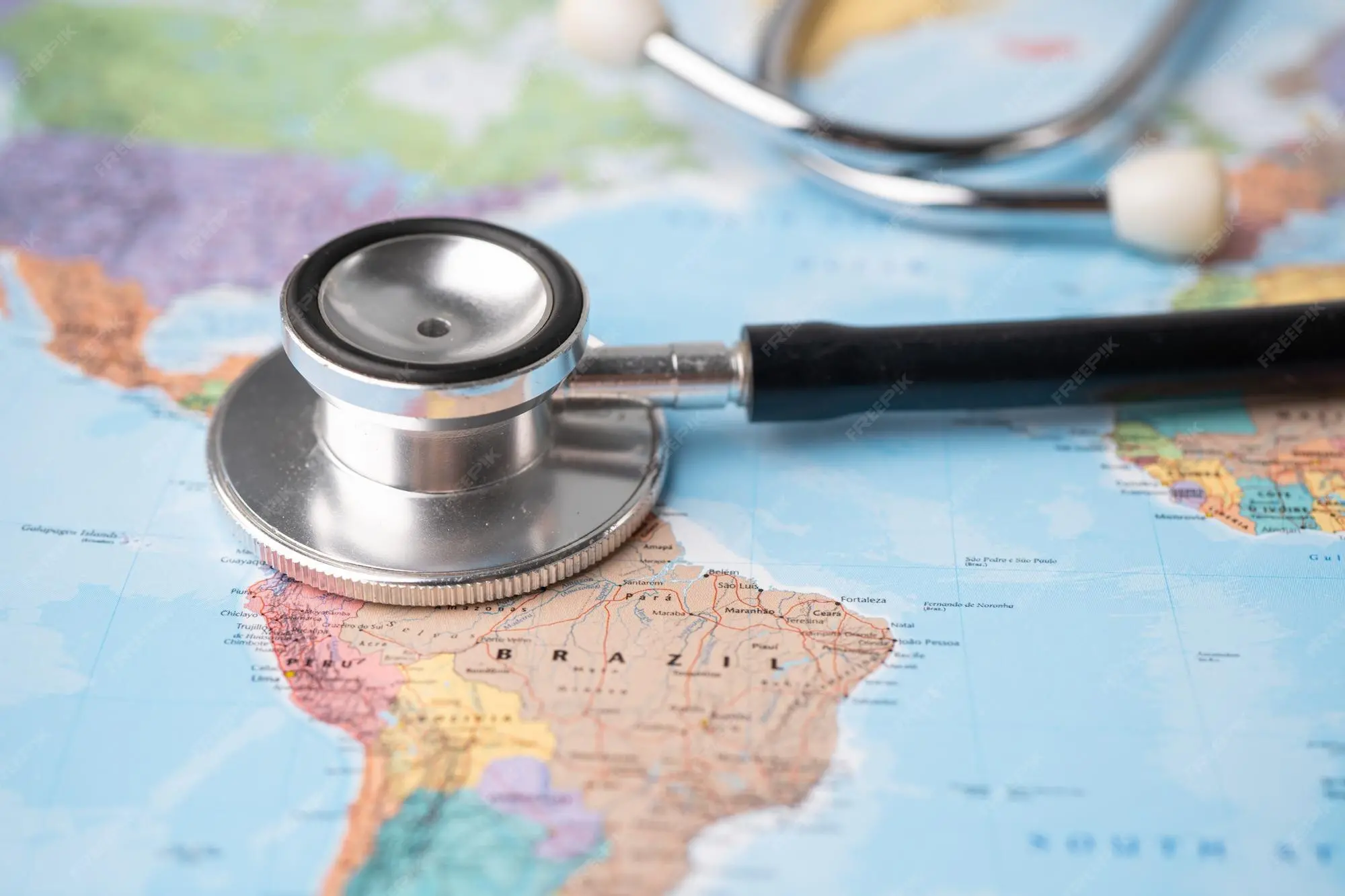 Estetoscopio sobre un mapa de América Latina.