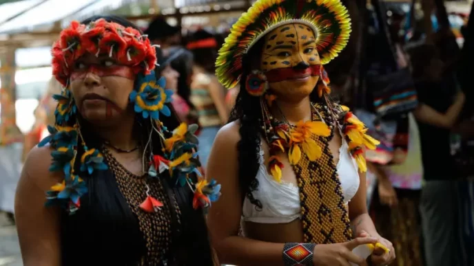 Mujeres indígenas amazónicas con vestimenta tradicional y pintura corporal en la Amazonía Leticia triple frontera