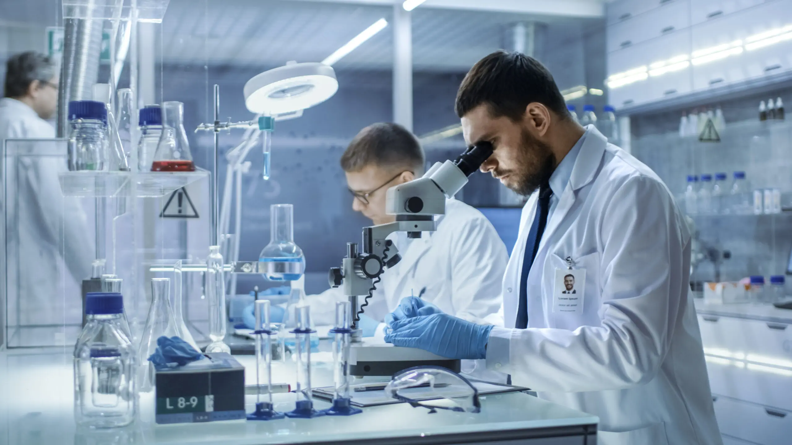Científicos médicos en laboratorio investigando avances clínicos.