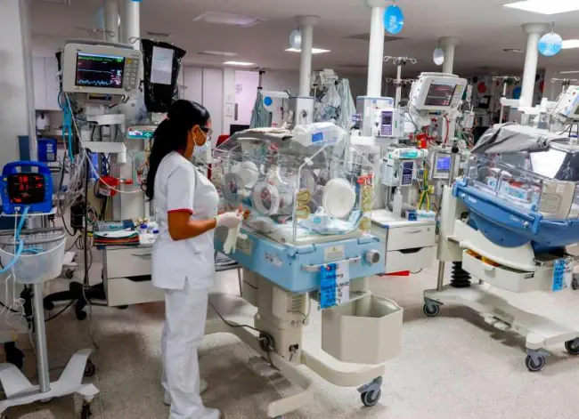 Enfermera en unidad neonatal en hospital de Latinoamérica.