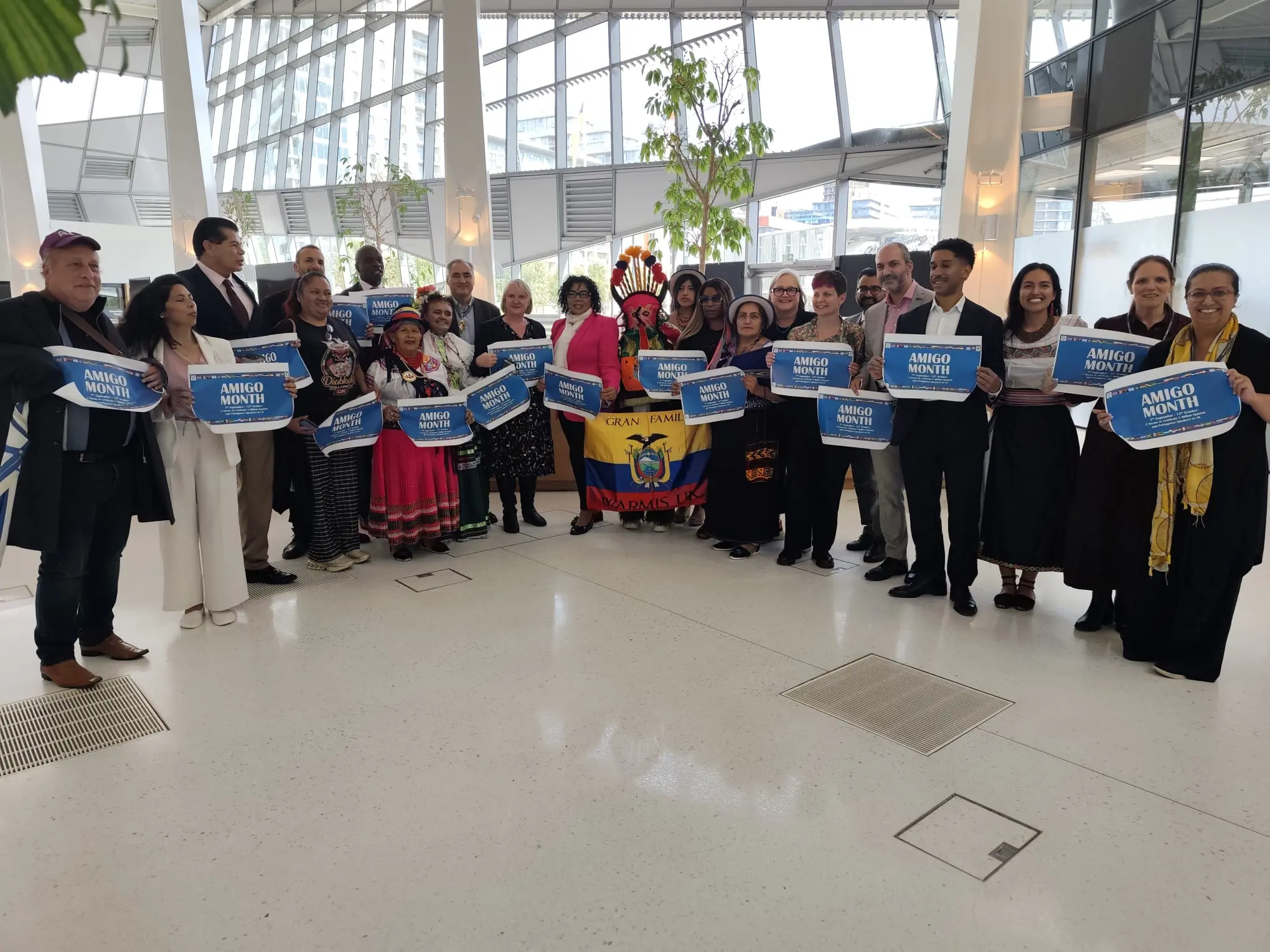 Delegaciones portando carteles de Amigo Month en Londres 2025
