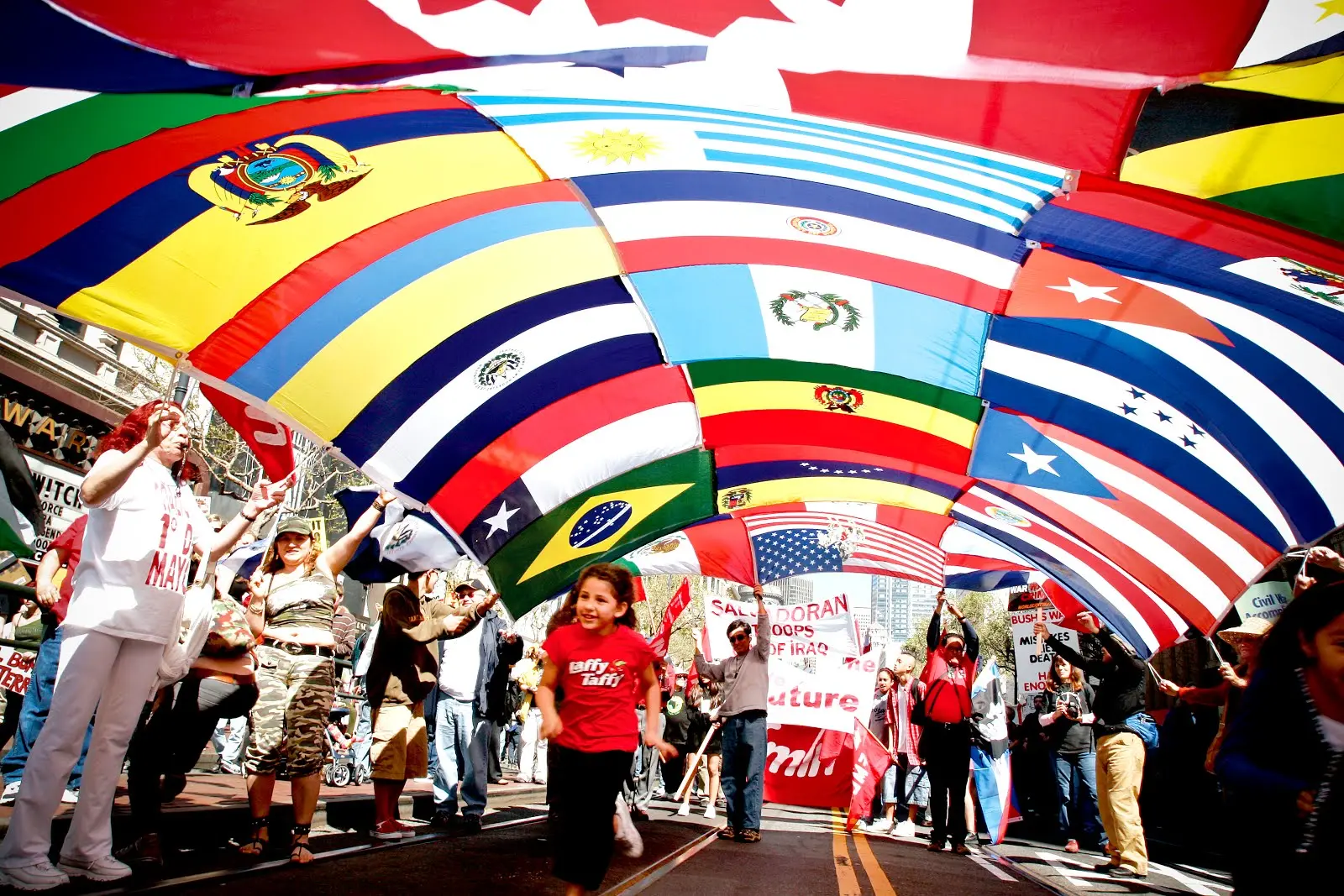 Desfile con banderas latinoamericanas en Mes Amigo 2025