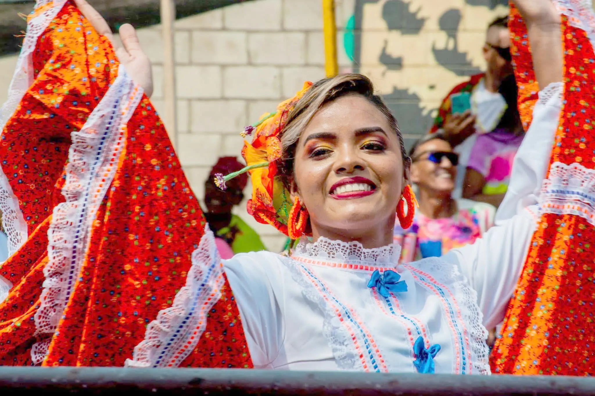 Bailarina con traje típico en Mes Amigo 2025