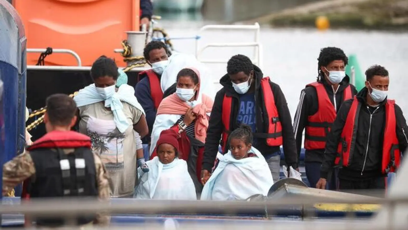 Migrantes llegando en bote tras cruzar el Canal de la Mancha.