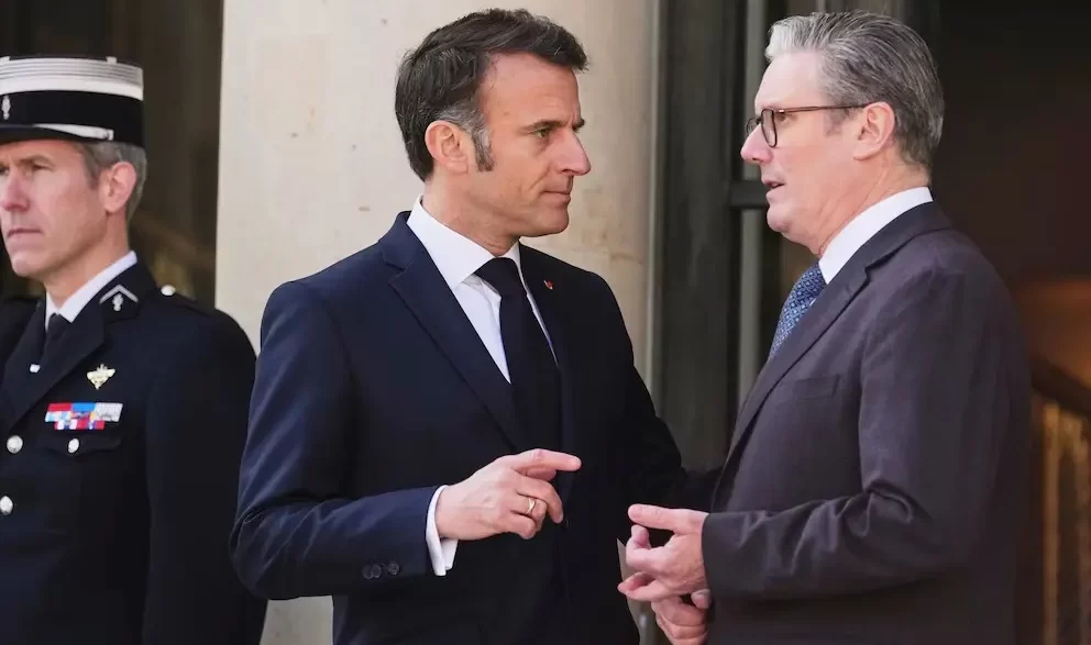 Emmanuel Macron y Keir Starmer dialogan sobre acuerdos migratorios entre Francia y Reino Unido.