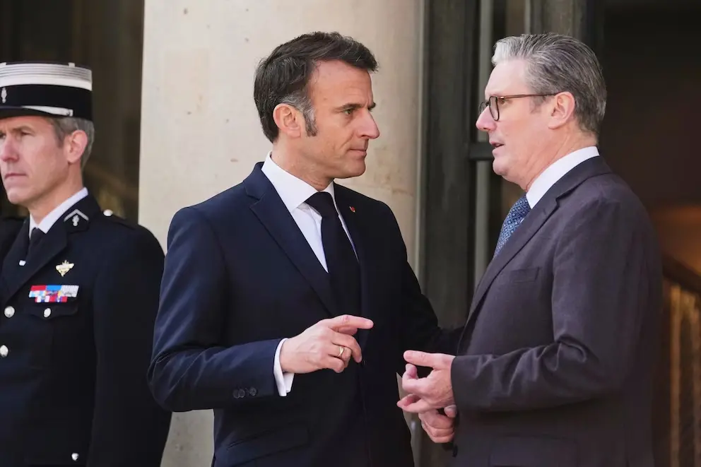 Emmanuel Macron y Keir Starmer dialogan sobre acuerdos migratorios entre Francia y Reino Unido.