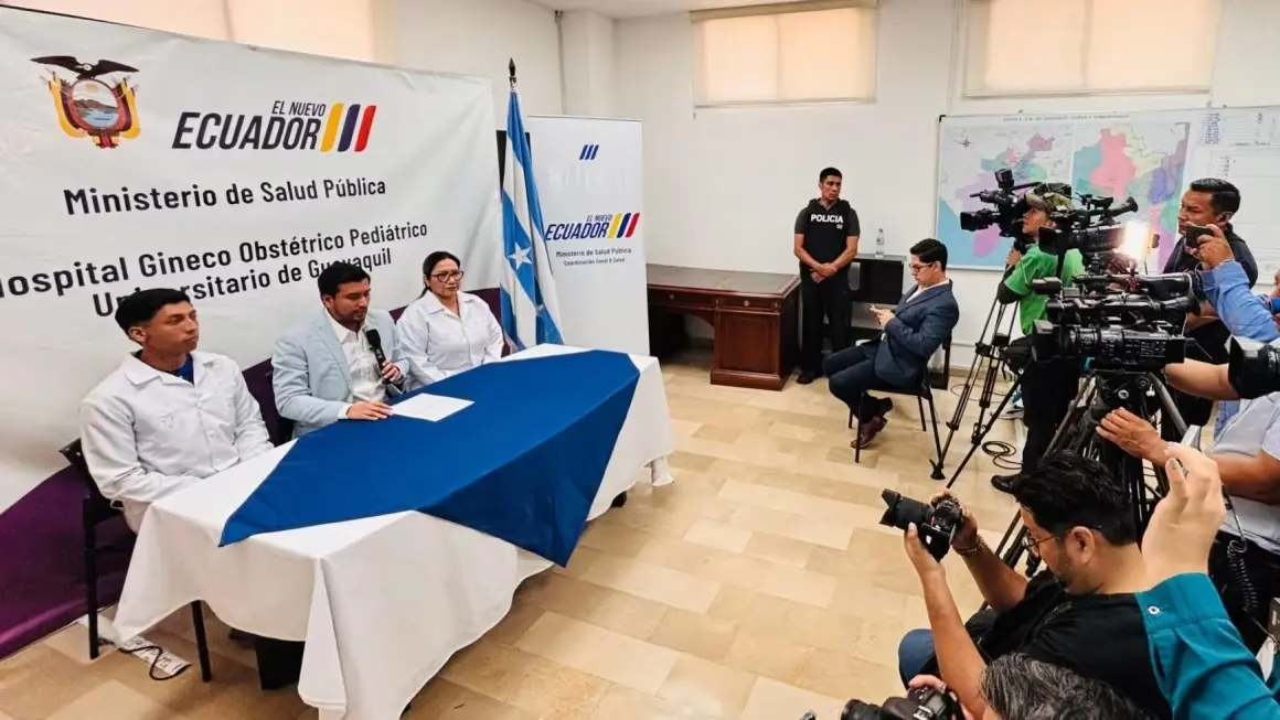 Rueda de prensa en hospital de Ecuador tras muerte de 12 bebés