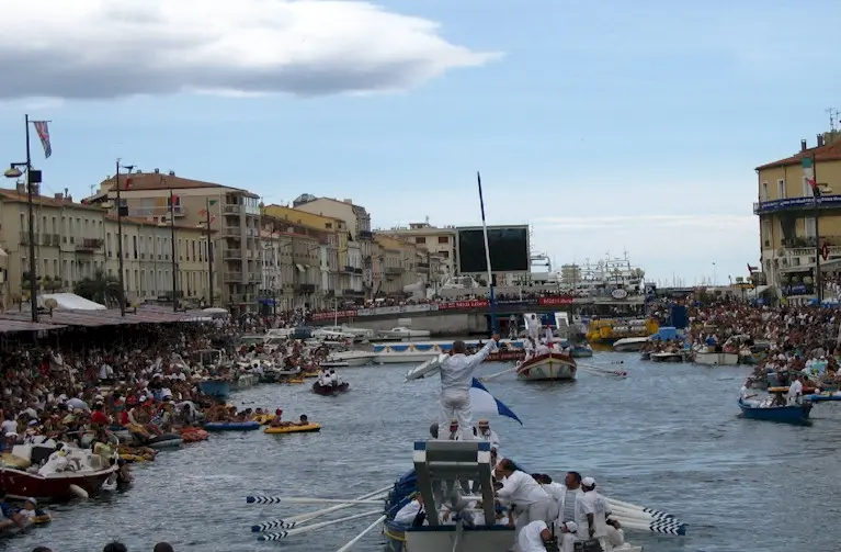 Torneo de justas náuticas de Saint-Louis en Sète, tradición cultural en Francia.