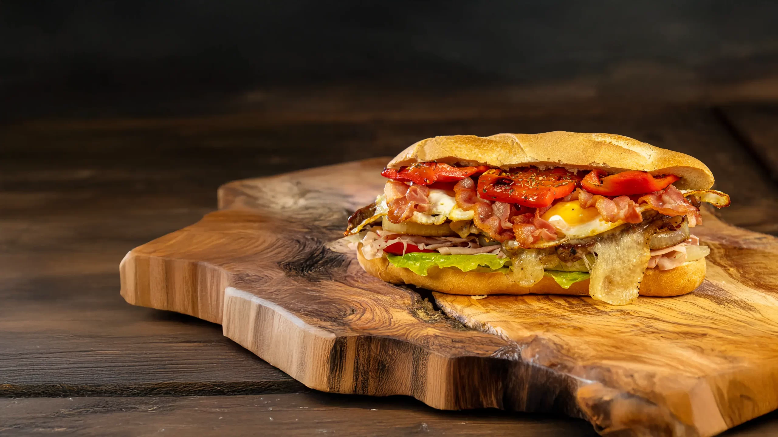 Variaciones del chivito uruguayo, un clásico de la gastronomía de Uruguay.